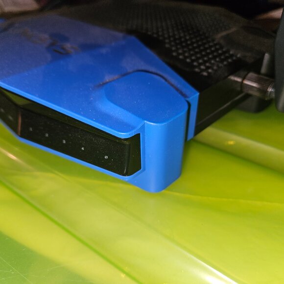 Linksys WRT1900AC is a dual-band, 802.11ac router - Picture 2 of 7